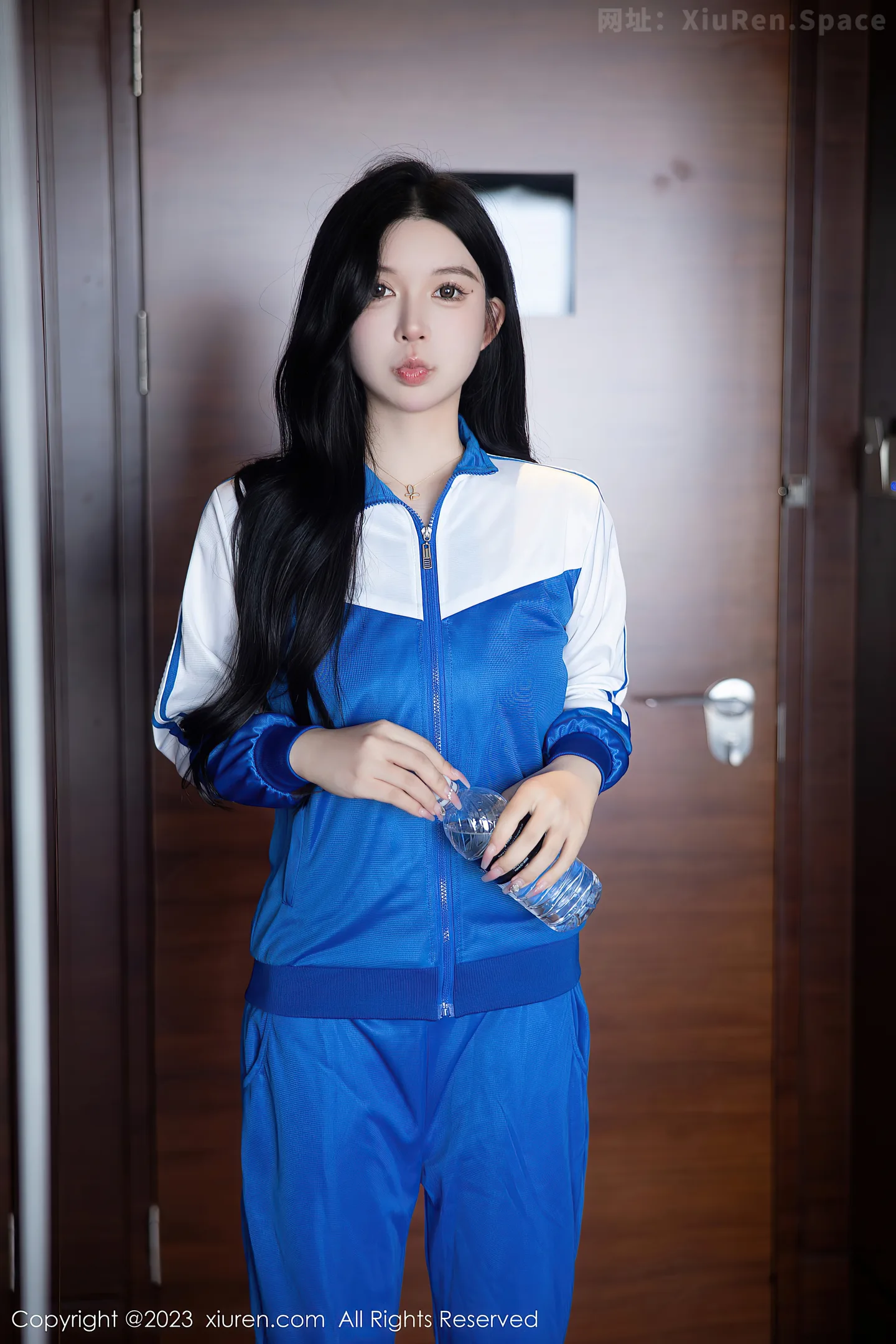 图片[5]-[XiuRen秀人网]2023.04.28 VOL.6660 林珊珊 蓝白校服与黑色情趣镂空内衣加黑丝美腿性感私房写真集-秀人网官方网站